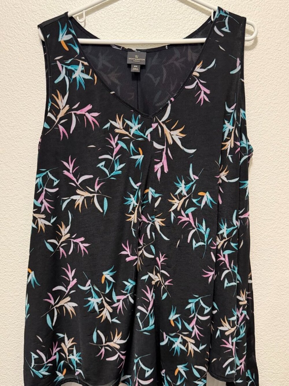 Worthington Woman black floral sleeveless blouse, lined, handkerchief hem. 2X